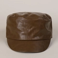 Nahaufnahme der braunen PU-Leder Militärmütze mit Nähten und Retro-Faltenstruktur - M (56-58cm) / Camel