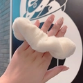 Détail d'un chouchou en peluche blanc crème avec texture douce en fausse fourrure - Blanc