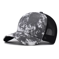 Modieuze zwart-witte tie-dye baseballpet met mesh achterkant en graffiti borduursel - M (56-58cm) / Tie-dye Grijs