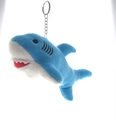 Détail d'un mini porte-clés requin en peluche avec tissu bleu et blanc et anneau métal - Bleu Ciel / Requin 15cm