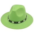 Détail d'un chapeau Fedora vert néon avec ceinture en cuir noir et ornements argentés - M (56-58cm) / Vert fruit