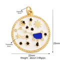 Vue détaillée du pendentif céleste doré avec motifs d'étoiles, de lune et d'émail bleu - Blanc Émail Étoile Lune