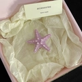 Pince à cheveux fleur d'étoile de mer rose dans une boîte cadeau élégante - 5664 Pince à cheveux étoile de mer artificielle-Violet taro
