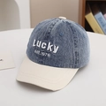 Detalle de gorra infantil de denim lavado vintage con bordado Lucky y visera en contraste - 52cm (2-5 Años) / Blanco Roto