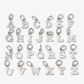 Silberne Edelstahl-Anhänger-Set A-Z mit Verbindungsringen auf weißem Hintergrund - Buchstabe A / Stahlfarbe
