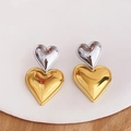 Dettaglio degli orecchini a cuore bicolore con finiture lucide in oro e argento - Bicolore Oro (Grande)