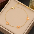 Detalle de los dijes de corazón naranja esmaltado y ojo en la pulsera de acero - Naranja