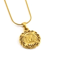 Collana in acciaio al titanio dorato con ciondolo tondo goffrato lettera M e catena - Lettera M