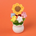 Gehäkelter Sonnenblumentopf aus weißer Keramik mit bunten Blumen und Perlenbesatz - Vergissmeinnicht Sonnenblume Topfpflanze