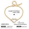 Détail du bracelet cœur en acier doré 18K avec zircons blancs et paramètres de dimension - Style Cœur (JDB0310011)