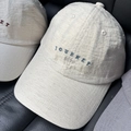 Dettaglio della trama in cotone del cappello con ricamo Journey 007 sul davanti - Cachi Chiaro