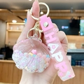 Llavero de concha rosa con lentejuelas, detalles dorados y correa HAPPY de silicona - Blanco