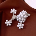 Dettaglio macro di spilla a forma di barboncino argento con diamanti e perle bianche - Argento Cucciolo
