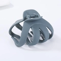Dettaglio della molletta per capelli a polpo blu-grigio opaco con design geometrico - Blu grigio