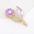 Pince à cheveux fleurie en métal doré avec marguerite violette et accents de feuilles - HS02677 Violet