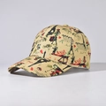 Détail de la casquette beige avec imprimé Tour Eiffel et illustrations de mode vintage - Tour Eiffel Jaune