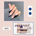 Blauw-witte French tip almond kunstnagels set met 24 stuks en model handpresentatie - W011 Europese Blauwe Rand
