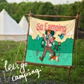 Detail van campingvlag met retro wandelaar illustratie en Stay Wild tekst op canvas - 73X95CM (Kort Pluche) / Wandelaar met jachthond (Camping 5)