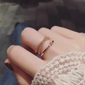 Roségold-Ring-Set mit kreuzförmigem Pavee-Design und Einzelring am Modell-Finger - Roségold Dreilagiges Kreuz