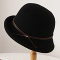 Cappello cloche vintage in feltro di lana nero con corda intrecciata e fibbia metallica - M (56-58cm) / Nero