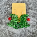 Weihnachtsbaum-Ohrringe aus Acryl mit grünem Glitzer und roten Perlen-Akzenten - Irregulärer Glitzer-Harz-Weihnachtsbaum