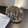 Detailweergave van de vintage pet met luipaardprint op een donkere tafel naast een tijdschrift - M (55-59cm) / Beige