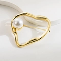 Minimalistische goldene Herz-Brosche mit runder weißer Perle auf elegantem Steingrund - Goldenes Herz mit Perle Design (Z010125)