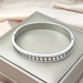 Bracciale in acciaio al titanio argento con zirconi pavé e trama a catena traforata - Argento