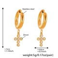 Dettaglio orecchini a croce in acciaio placcato oro 18k con zirconi e misure precise - Stile Cerchio Elegante (Q037) / Oro