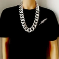 Detailopname van een opvallende oversized zilveren ketting op een zwarte mannequin - Zilver (70cm)