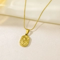 Makroaufnahme des goldfarbenen ovalen Rosenrelief-Anhängers mit glatter Schlangenkette - Schlangenkette-Gold Rose