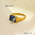 Dettaglio dell'anello in acciaio dorato con castone quadrato in pietra lapislazzuli - Stile pietra blu (NMSR-B856-3) / Oro con Pietra Blu