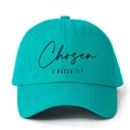 Détail d'une casquette en coton turquoise avec texte Chosen 1 Peter 2:9 imprimé noir - Taille unique / Vert lac Logo noir
