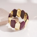 Makroaufnahme der geometrischen lila und goldfarbenen Acryl-Glieder mit Hochglanz-Finish - Gold/Weinrot
