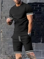 Dettaglio del set sportivo nero da uomo con strisce bianche su maniche e pantaloncini corti - S / Nero