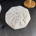 Dettaglio del berretto in lino a quadretti beige che mostra la trama del tessuto - Berretto (Quadri Fini)