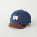 Dettaglio cappellino denim per bambini con ricamo m e visiera in scamosciato marrone - Lettera M / caffè
