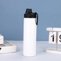 Primer plano de botella blanca de acero inoxidable con tapa magnética negra y asa de mano - 12oz / Blanco