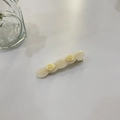 Dettaglio del fermaglio in acetato crema con rose in resina 3D e molla in metallo dorato - Circa 6,3 cm / Bianco Sporco