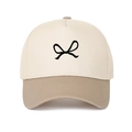 Tweekleurige katoenen baseballcap met strikborduursel en gebogen klep in tan en wit - Verstelbaar / Khaki