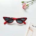 Occhiali da sole cat eye con strisce rosse e nere audaci e lenti grigio scuro - Cat Eye Righe Rosse