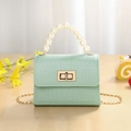 Mini borsa jelly verde menta con trama a coccodrillo, manico di perle e catena d'oro - Verde