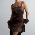 Vestido de satén marrón oscuro con encaje y cárdigan a juego en tono café suave - S / café