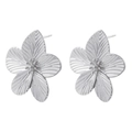 Dettaglio macro degli orecchini a lobo in argento con trama delicata sui petali - Fiore a Cinque Petali Argento Platino