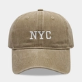 Dettaglio del cappellino da baseball vintage in cotone lavato con ricamo NYC - Regolabile / Cachi