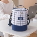 Borsa termica cilindrica con motivo a quadretti bianchi e neri e tracolla regolabile - Blu navy