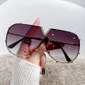 Occhiali da sole oversize sfumati viola con logo V dorato e dettagli con borchie in metallo - Montura Oro Lenti Sfumate Grigie