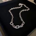 Schicke silberne Büroklammerkette mit Zirkonia-Steinen auf schwarzer Schmuckschatulle - Silber