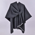 Mantella in maglia grigio scuro con orlo asimmetrico e bordo bianco a contrasto chic - Nero con Frange Bianche