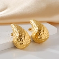 Pendientes de gota dorados minimalistas con textura martillada sobre fondo de seda fina - Dorado